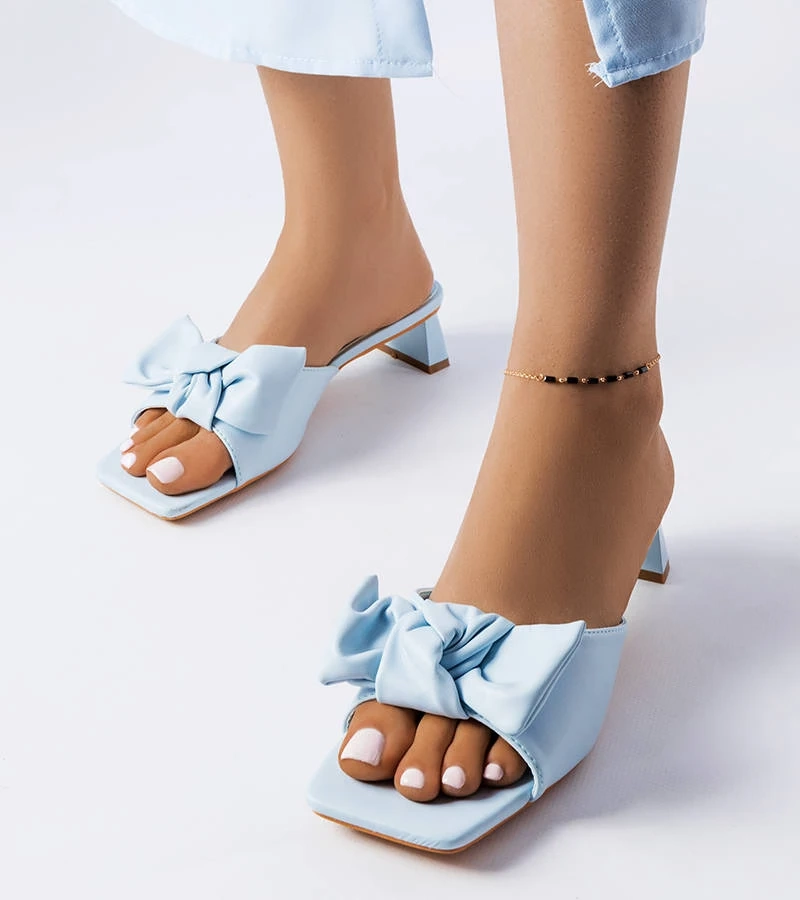 Niebieskie klapki na szerokim obcasie zdobione kokardką