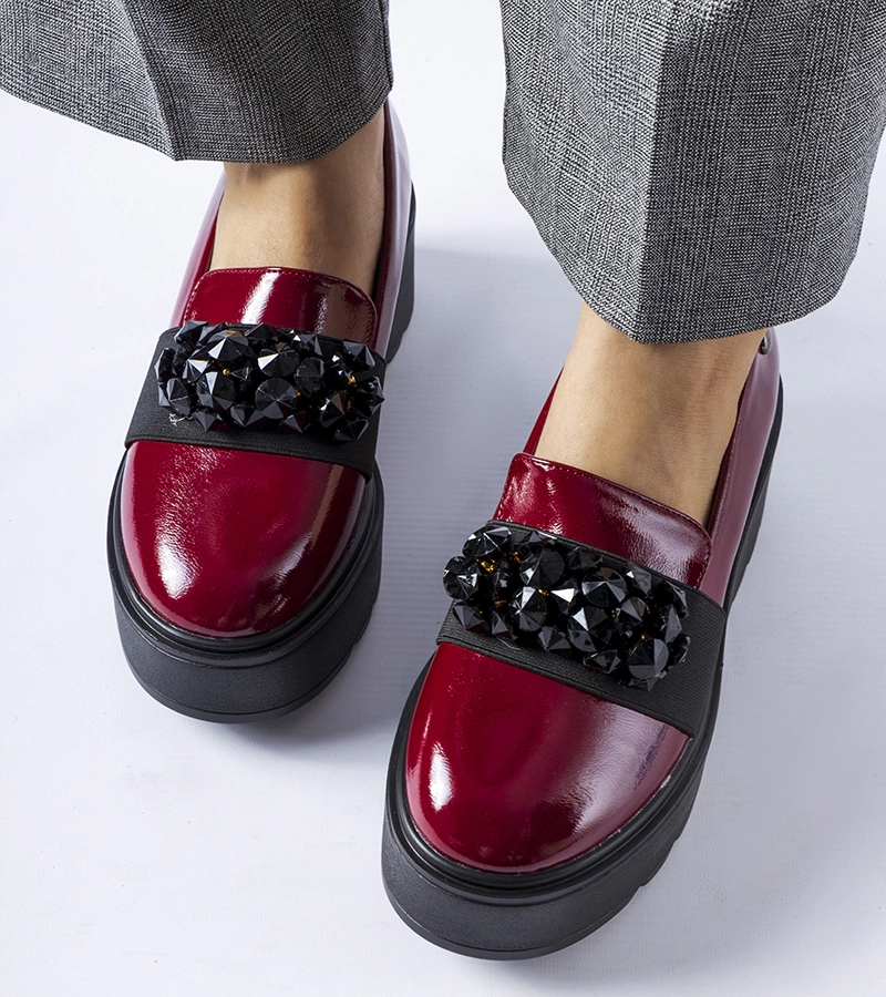 Bordowe lakierowane półbuty na platformie