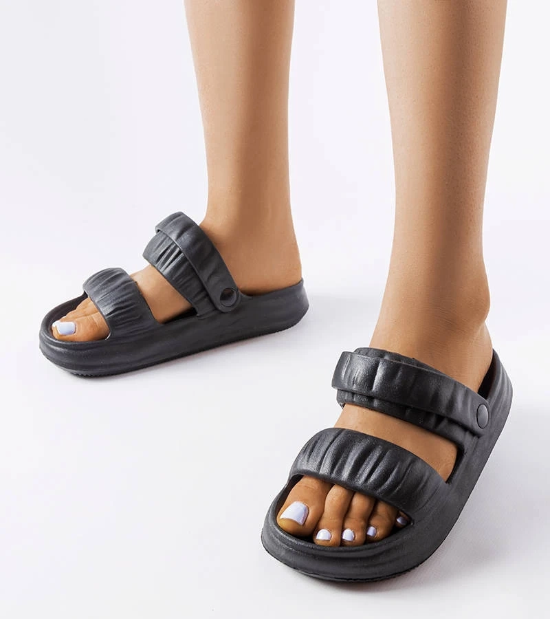 Czarne piankowe klapki