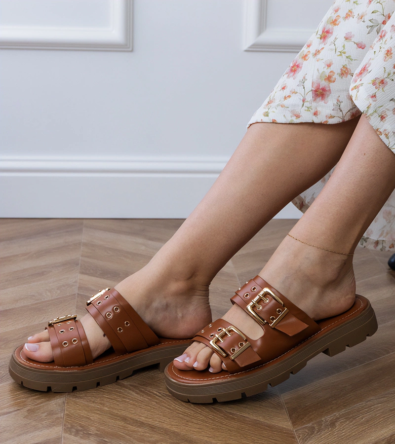 Hers Brązowe klapki płaskie z klamrami na paskach