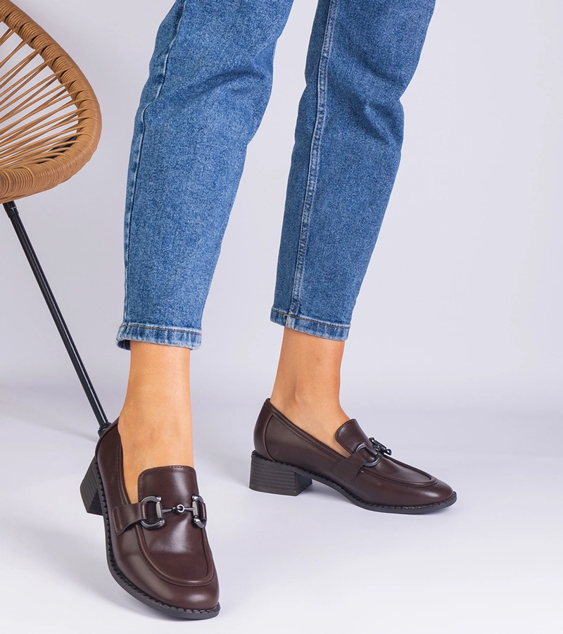 Hers czółenka damskie brązowe na słupku z metaliczną ozdobą