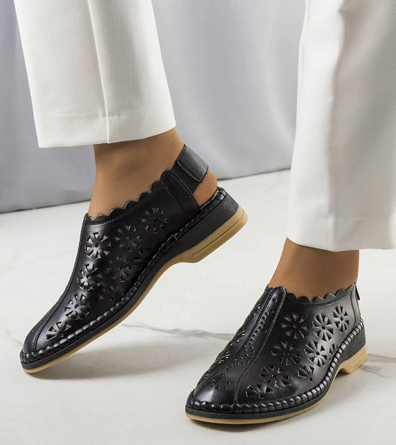 Czarne klapki ażurowe