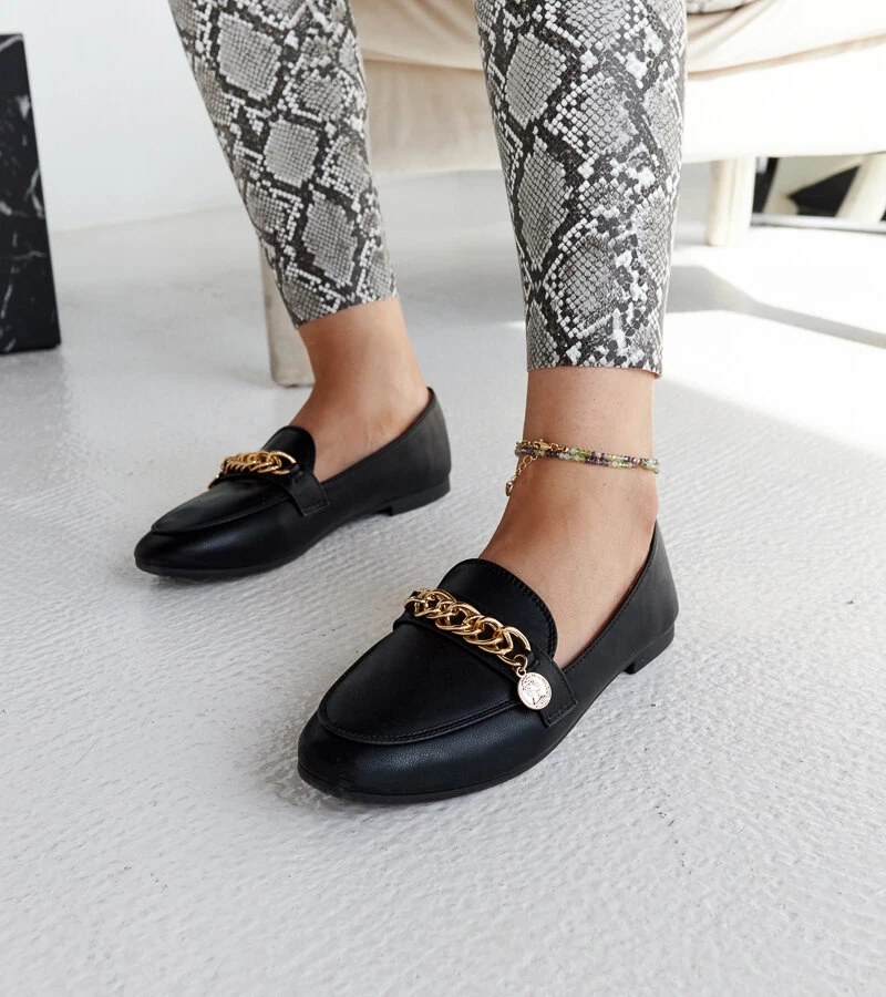 Czarne mokasyny z łańcuszkiem
