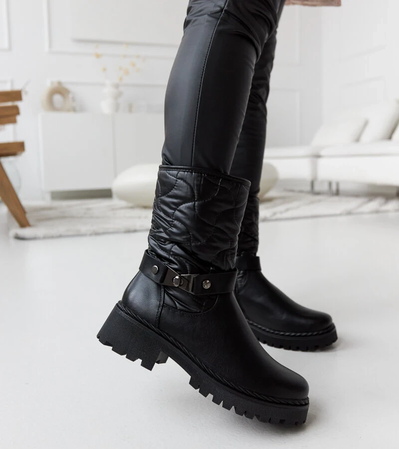 Czarne ocieplane botki z ozdobnym paskiem