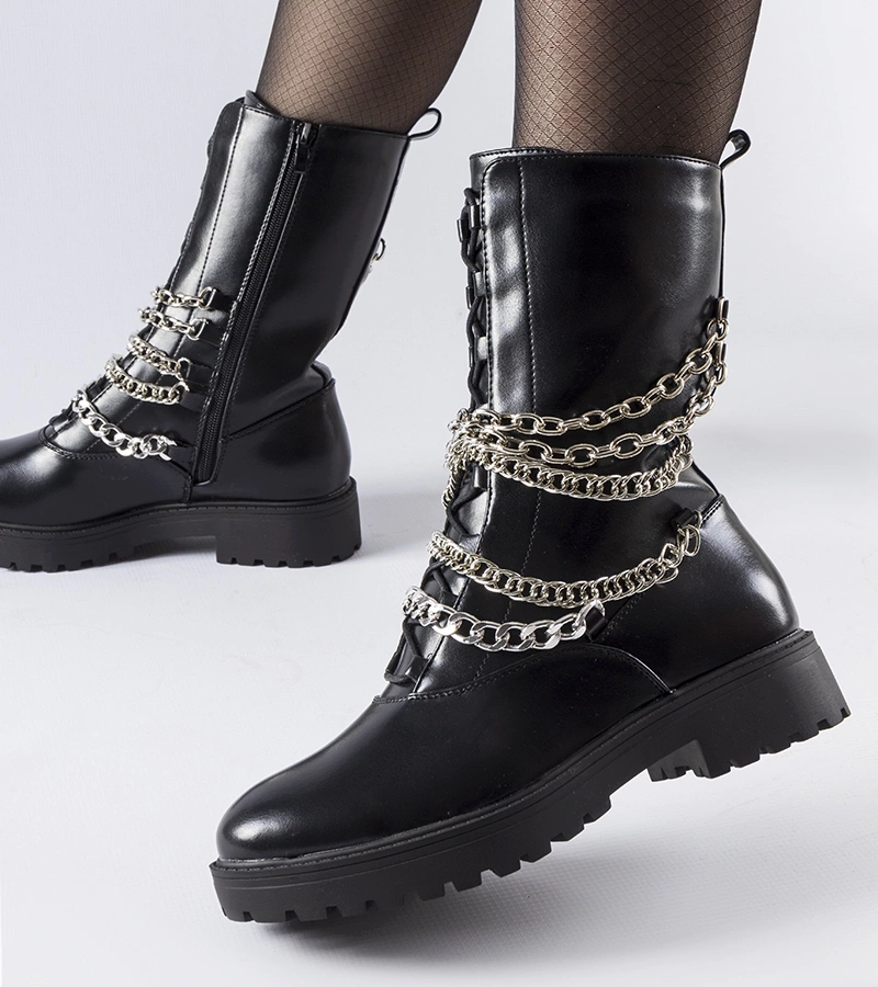Czarne ocieplane botki z łańcuszkiem