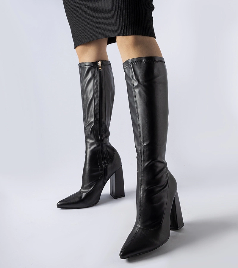 Czarne kozaki na słupku