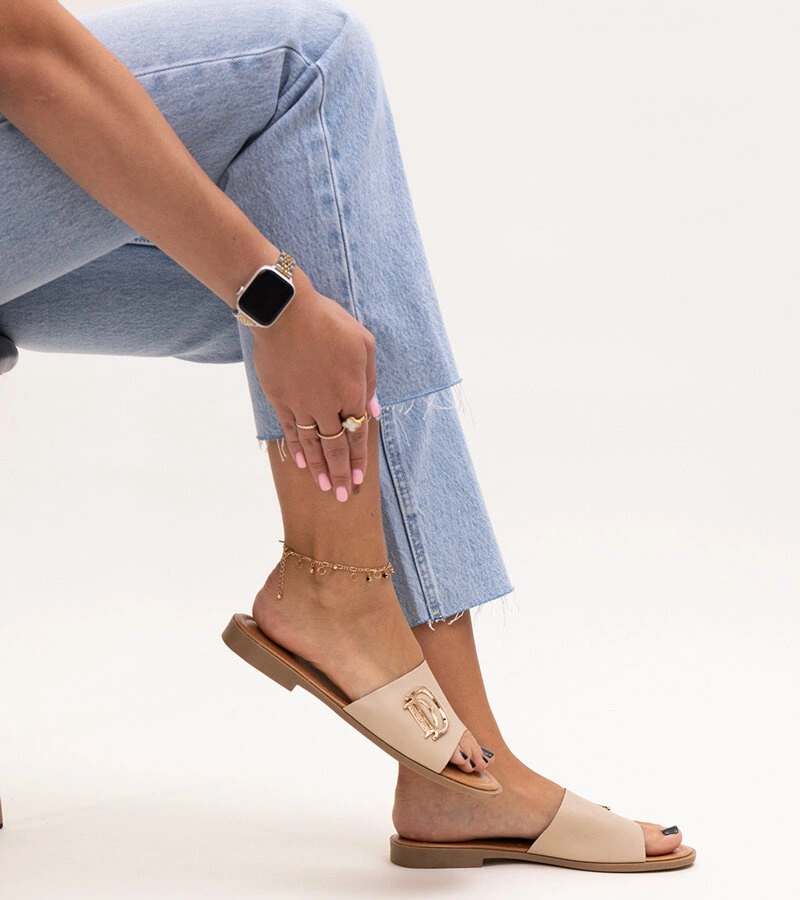 Beżowe klapki z klamerką