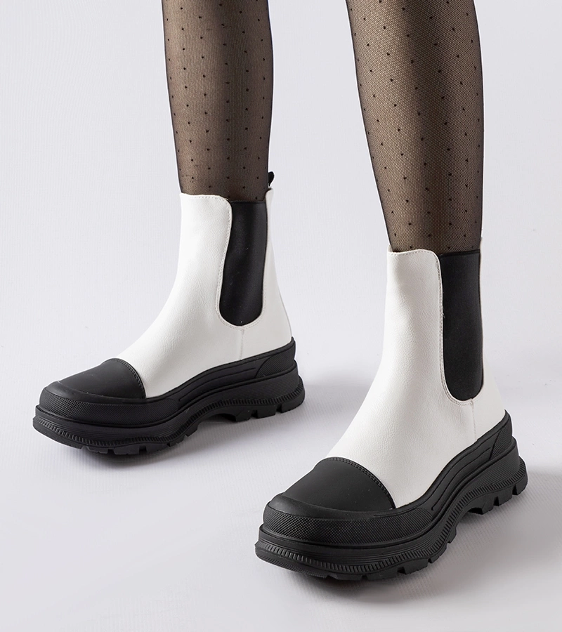 Białe botki na sportowej czarnej podeszwie