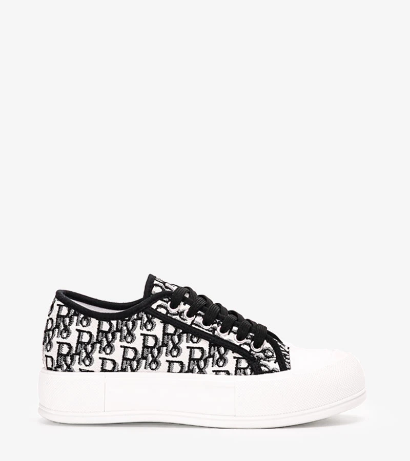 Białe sneakersy na platformie