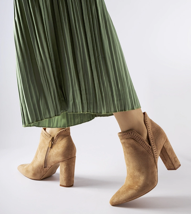 Beżowe zamszowe botki