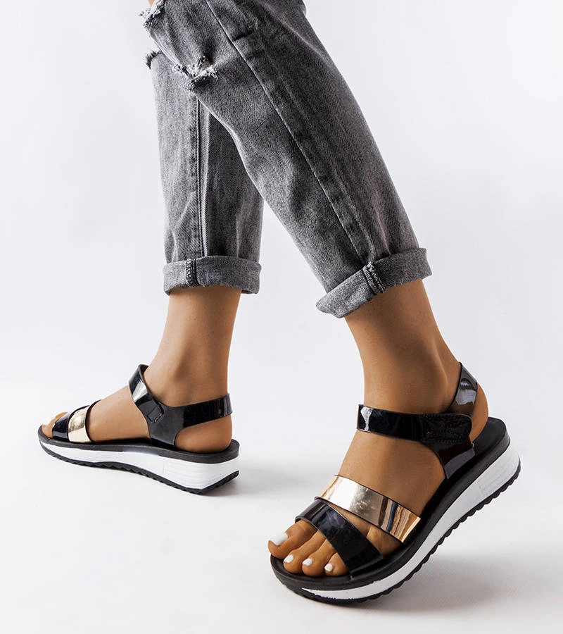 Czarne lakierowane sandały