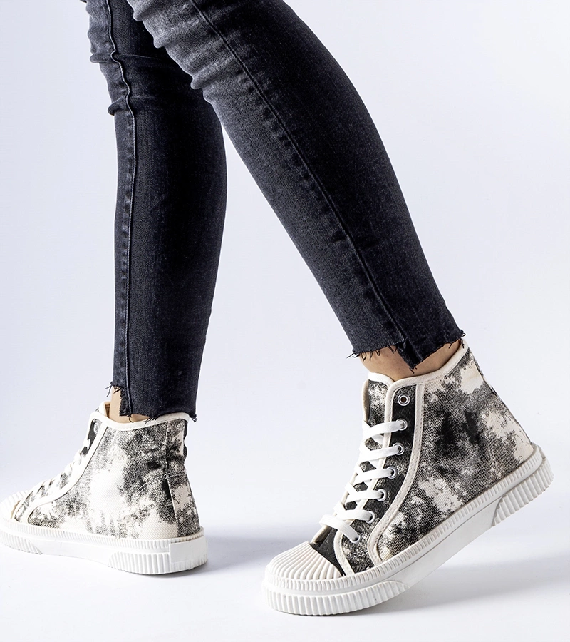 Czarne trampki za kostkę zdobione przetarciami