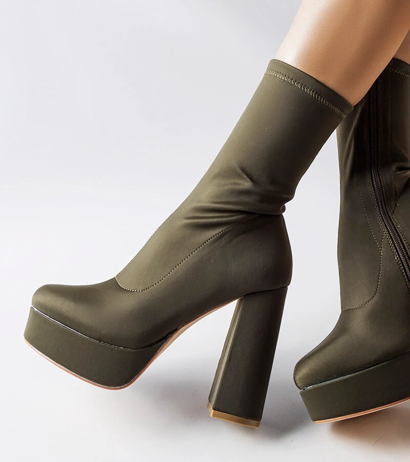 Zielone botki na masywnym słupku