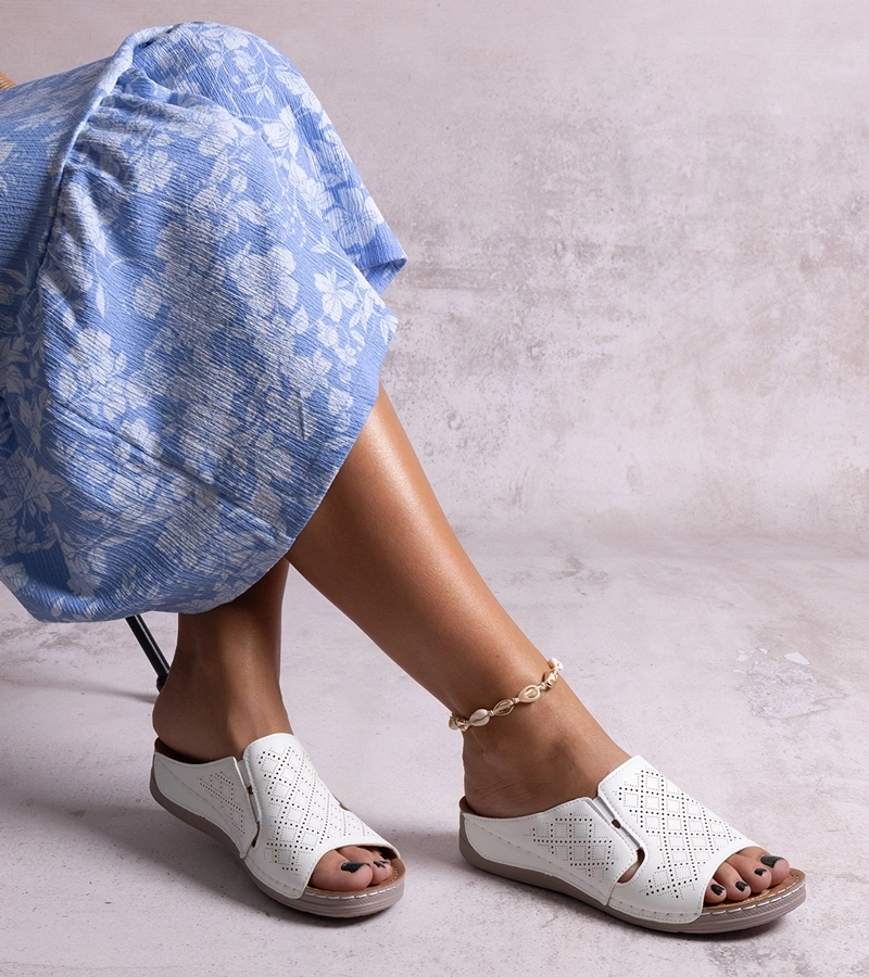 Białe perforowane klapki