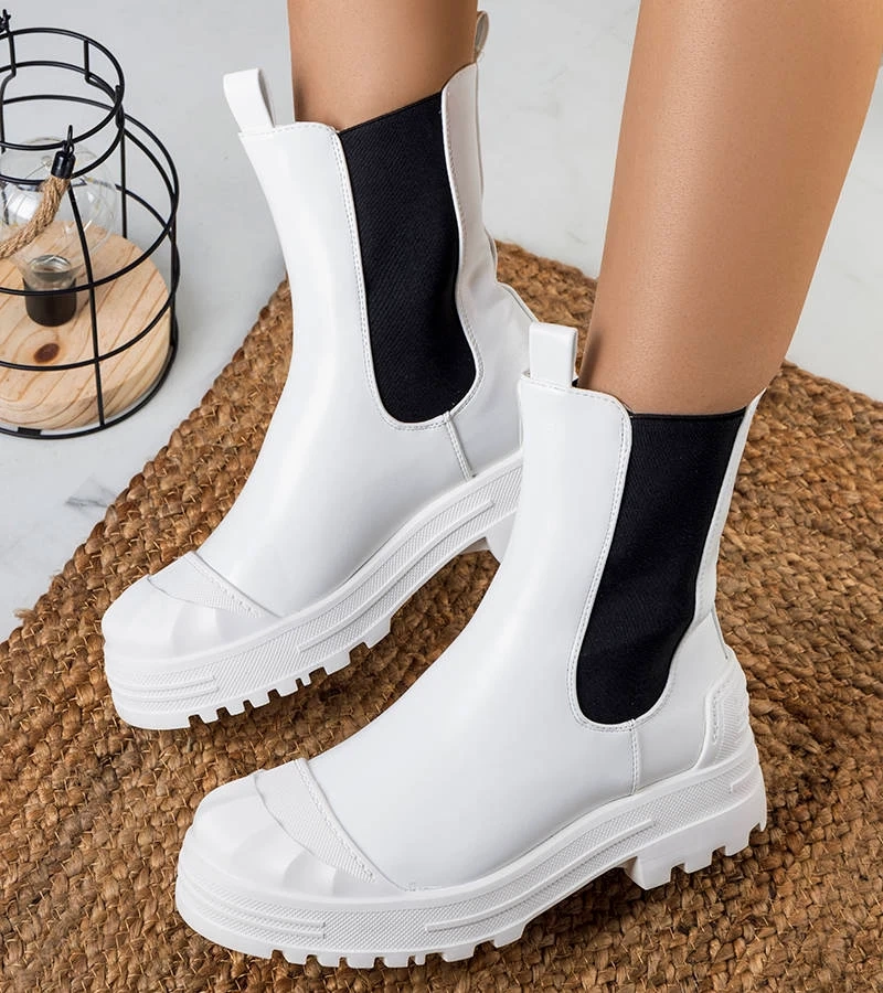 Białe botki na traktorowej podeszwie