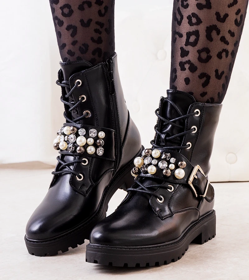 Czarne botki na traperkowej podeszwie