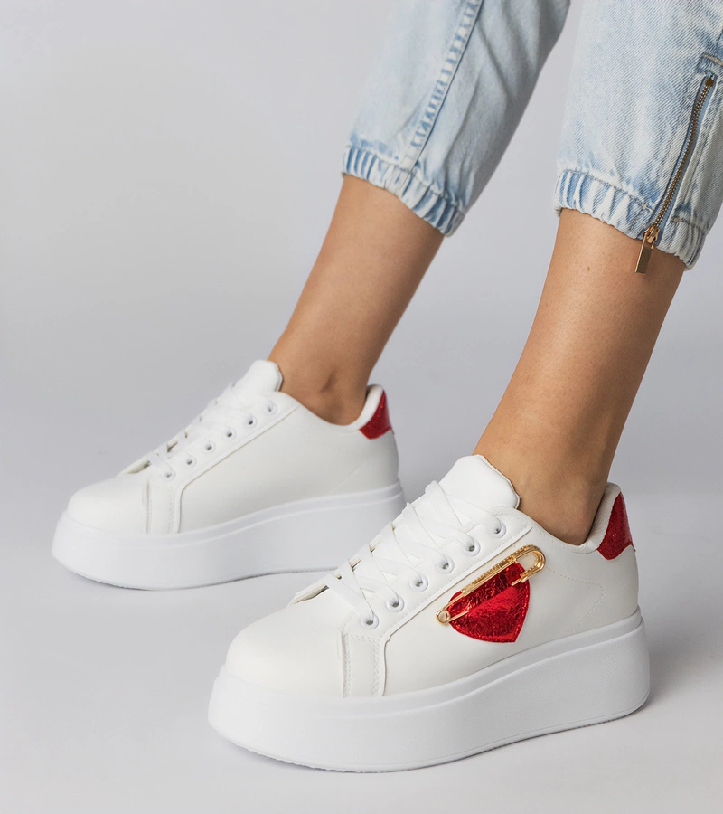 Hers Białe sneakersy z czerwonym serduszkiem