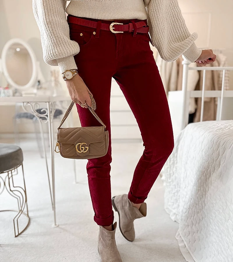 Bordowe spodnie materiałowe we wzór geometryczny