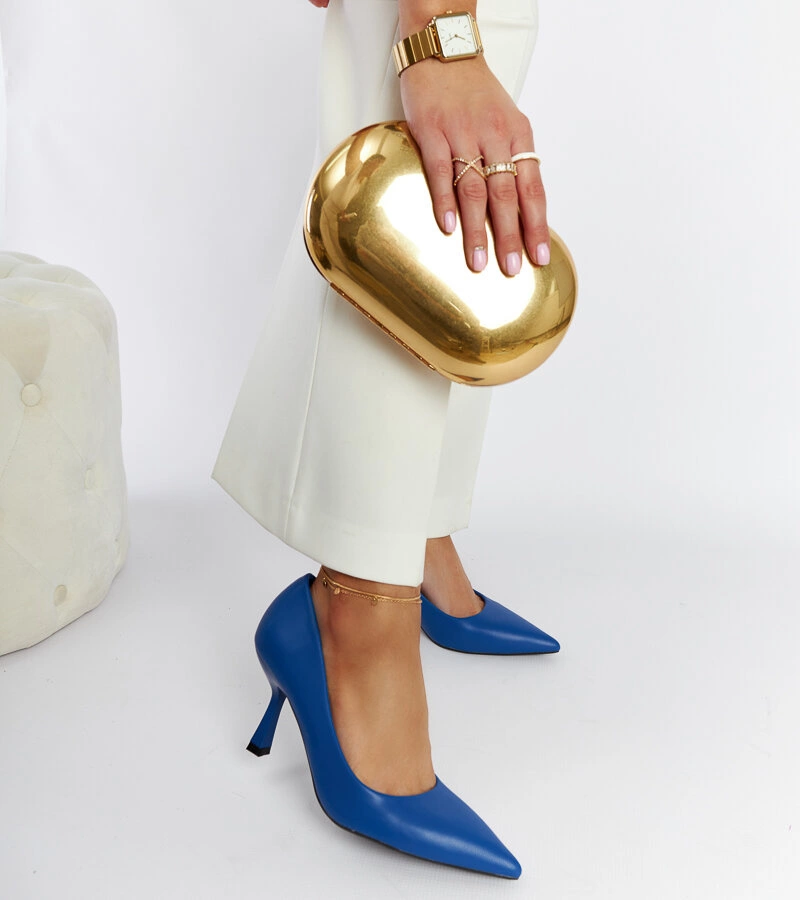 Niebieskie szpilki na niskim obcasie