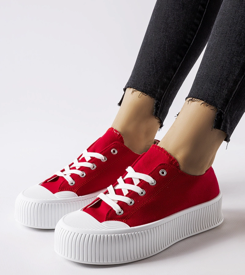 Czerwone trampki na grubej podeszwie