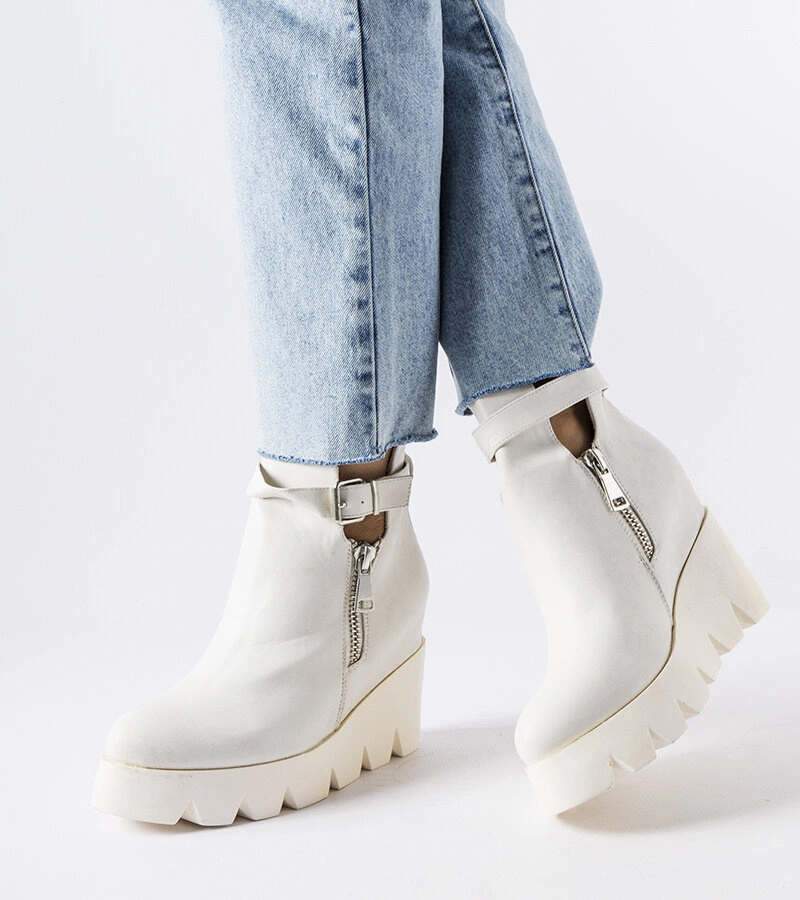 Białe botki na koturnie z widocznym bieżnikiem