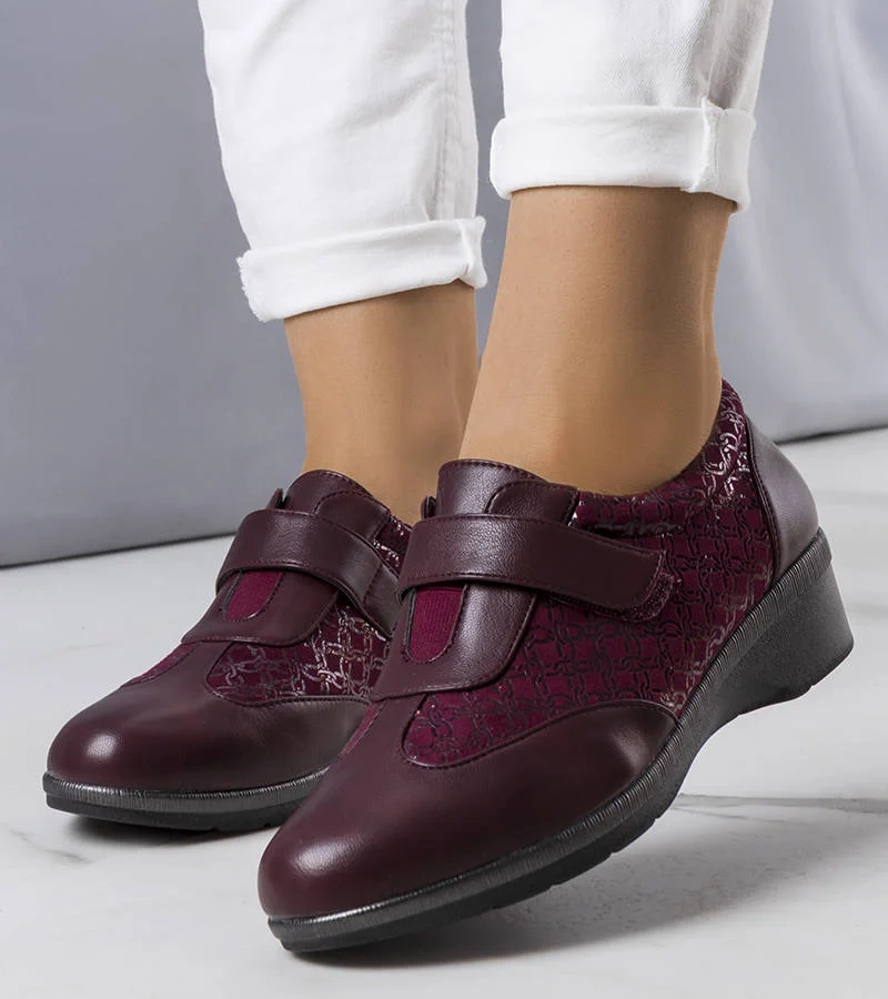 Bordowe wzorzyste półbuty na koturnie