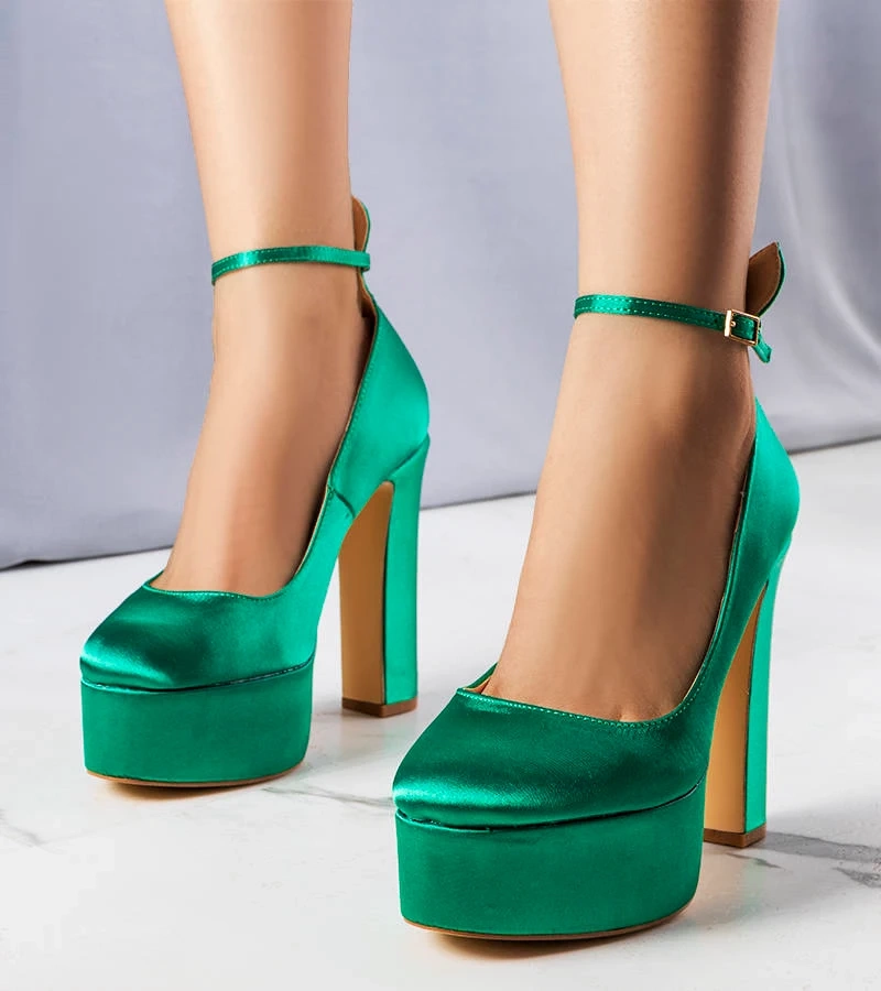 Zielone czółenka na wysokim słupku