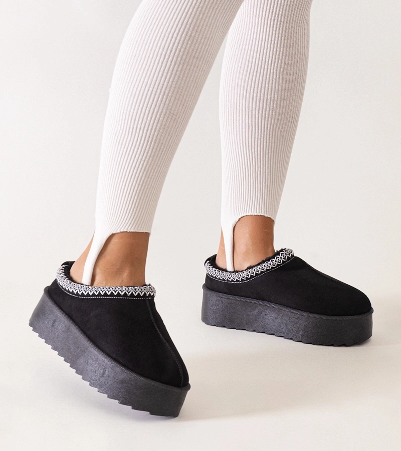 Czarne kapcie zdobione haftem na wysokiej platformie