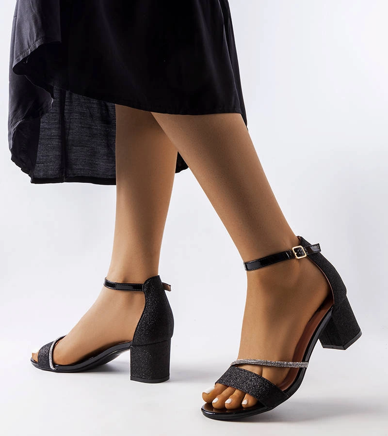 Błyszczące czarne sandały na słupku
