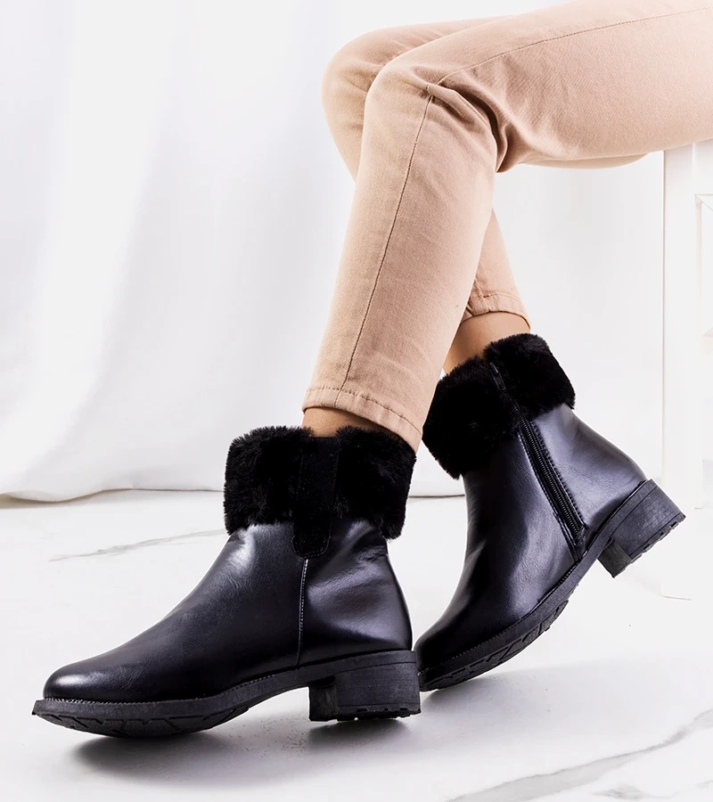 Czarne botki z ozdobnym futerkiem