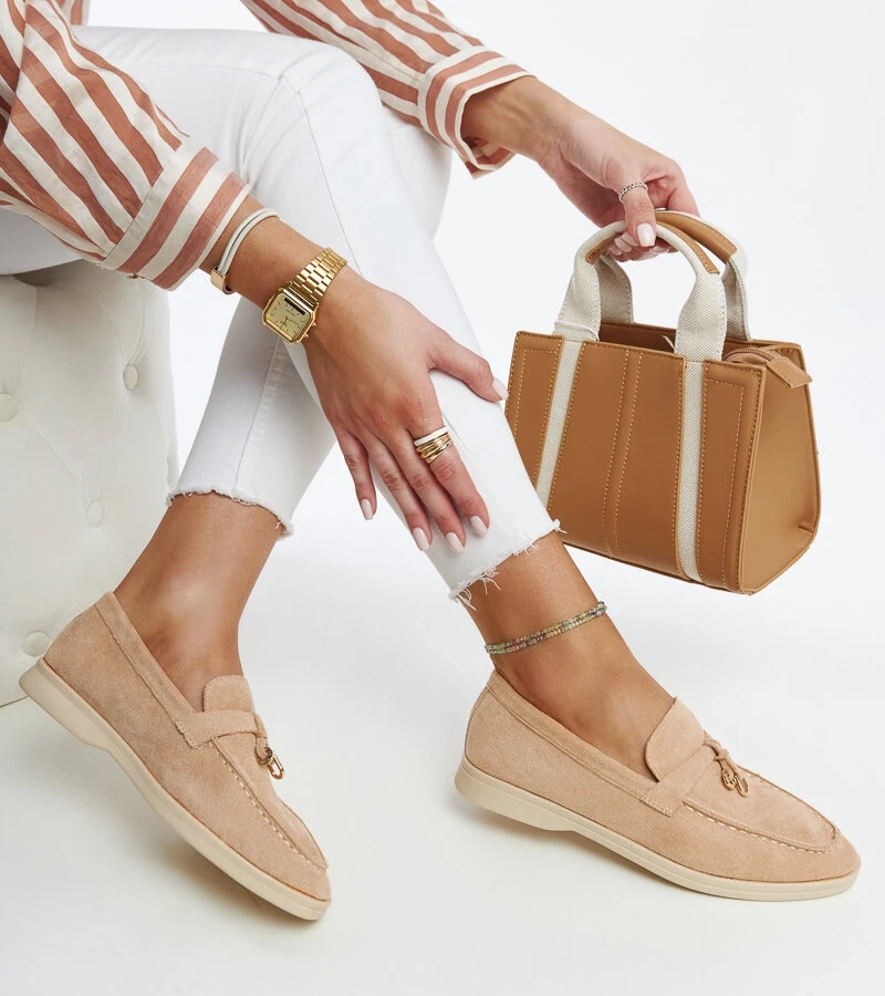 Beżowe mokasyny z metalową zawieszką