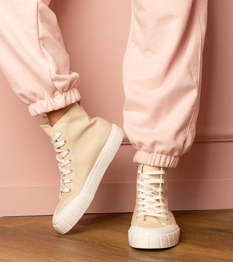 Beżowe trampki za kostkę