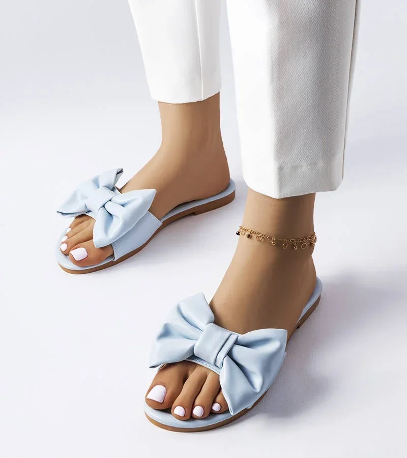 Niebieskie klapki eleganckie zdobione kokardą