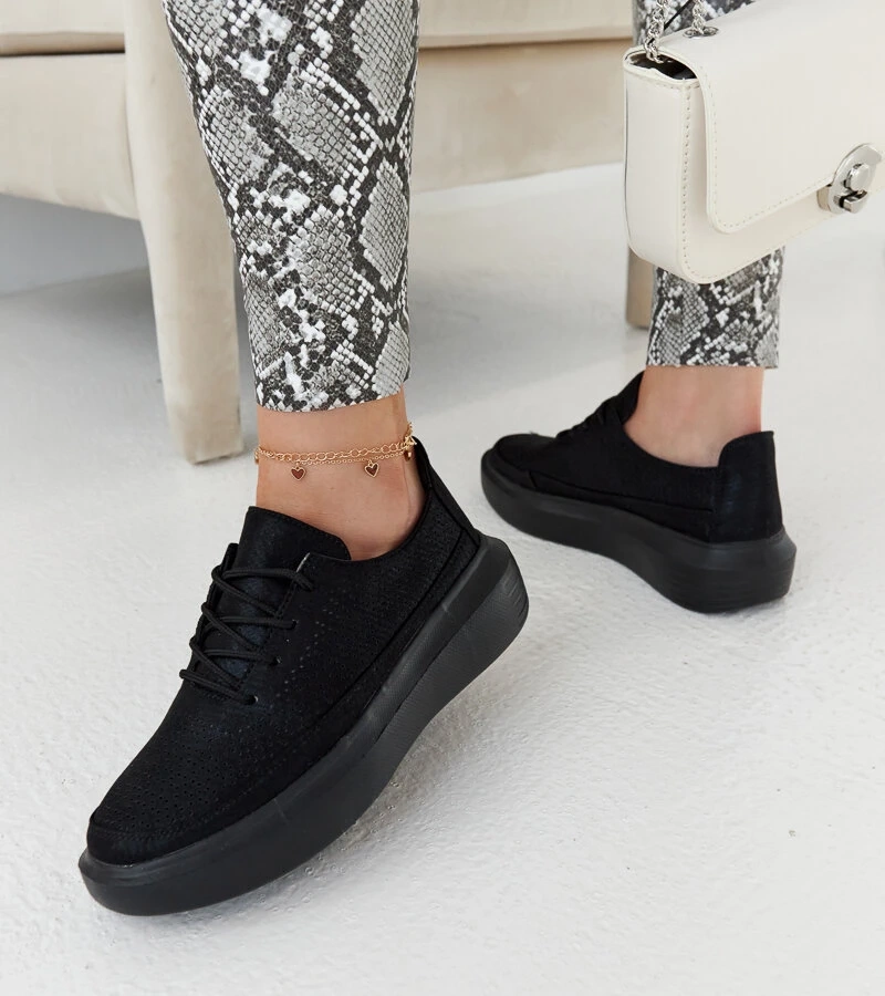 Czarne sneakersy na platformie