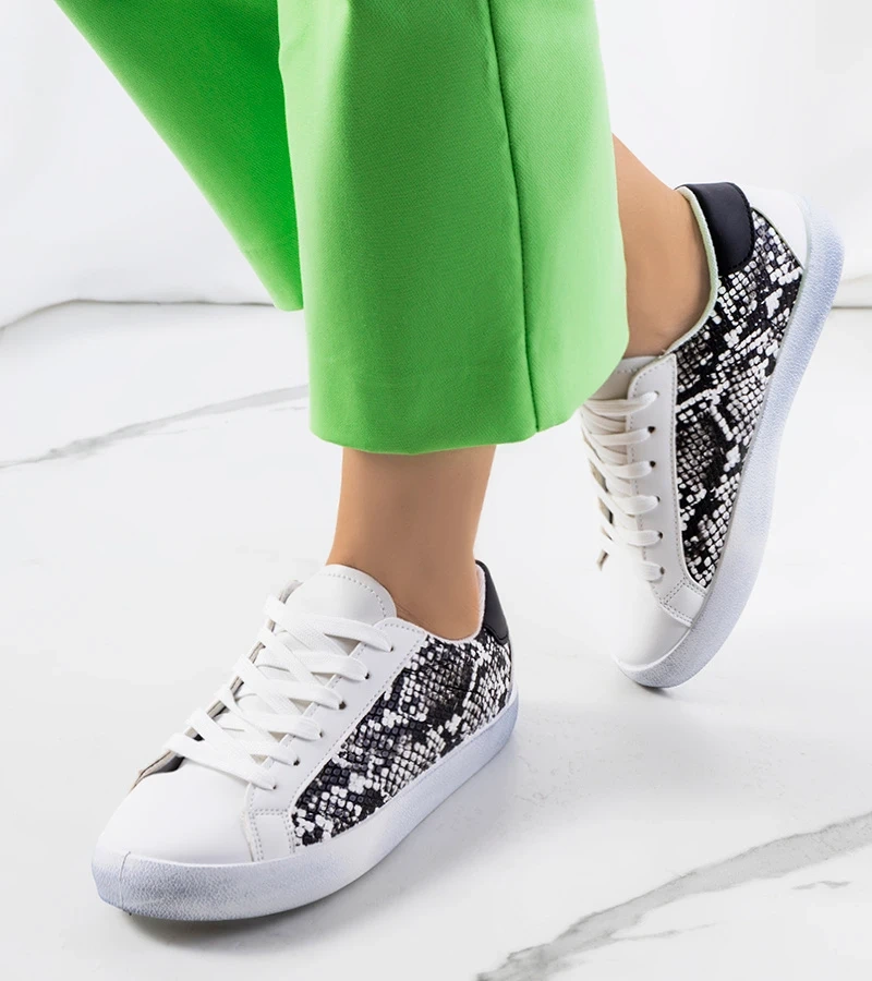 Modne białe sneakersy