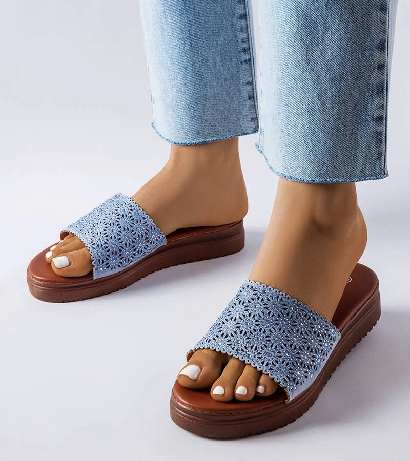 Niebieskie ażurowe klapki zdobione cyrkoniami