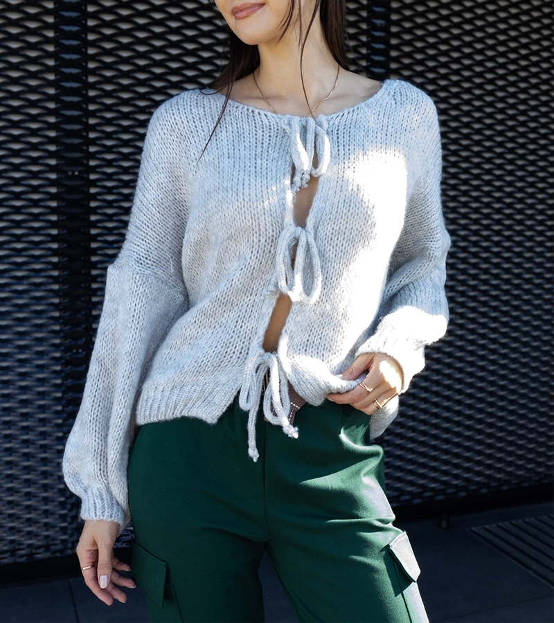 Szary wiązany sweterek