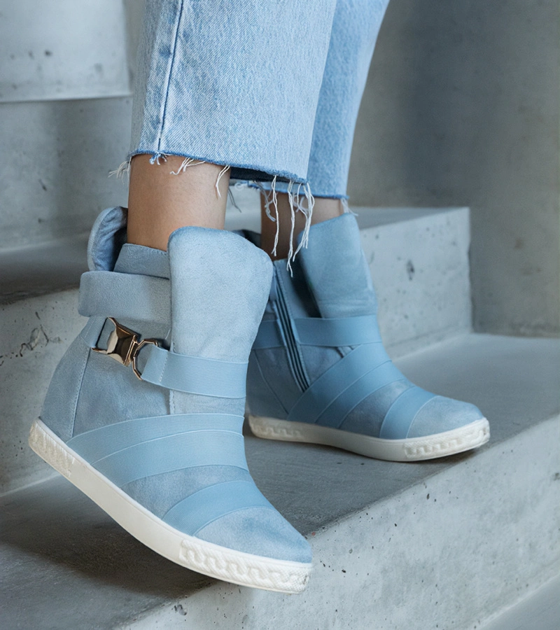 Błękitne sneakersy na koturnie