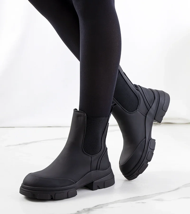 Czarne botki na wysokiej podeszwie