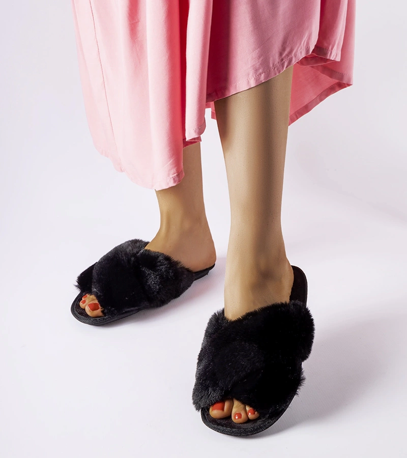 Czarne kapcie zdobione futerkiem