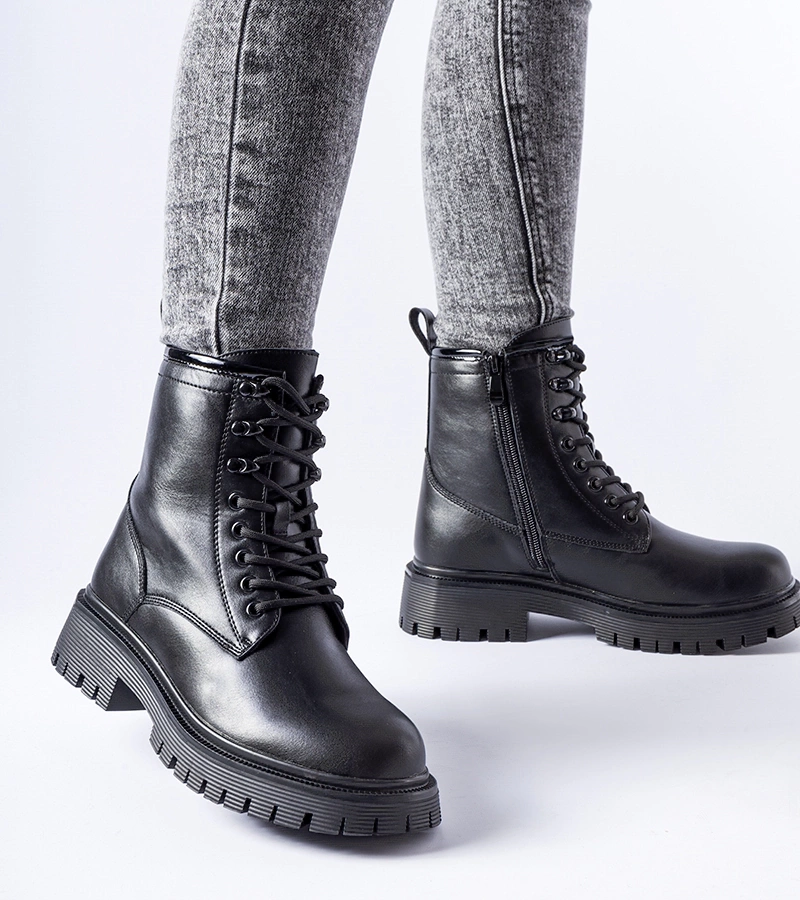 Czarne ocieplane trapery