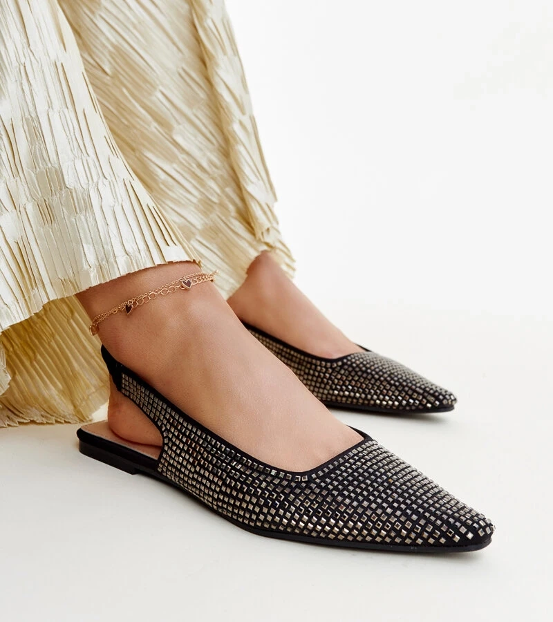 Błyszczące czarne sandały z odkrytą piętą