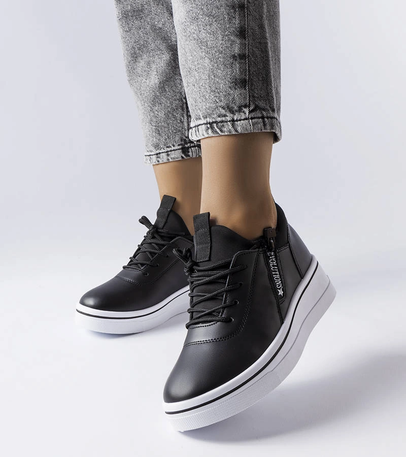 Czarne sneakersy na koturnie