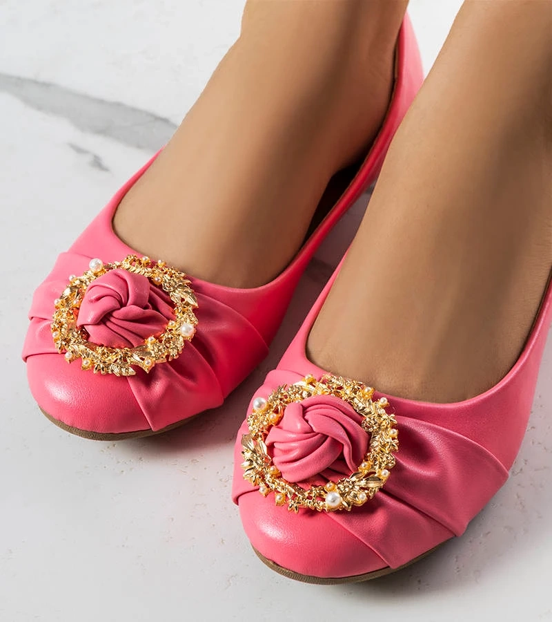 Różowe balerinki z metalową ozdobą