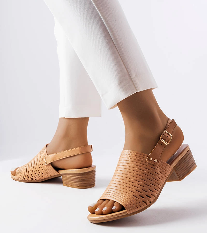 Brązowe sandały na słupku