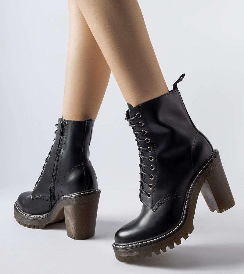 Czarne botki sznurowane na słupku
