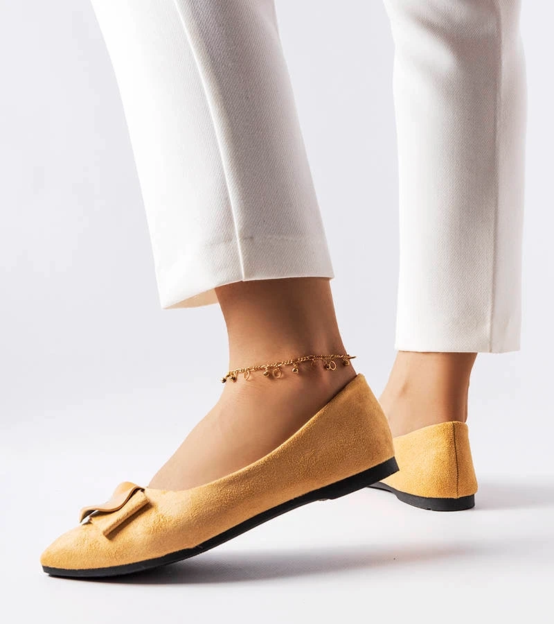 Beżowe balerinki z eko-zamszu zdobione cyrkoniami