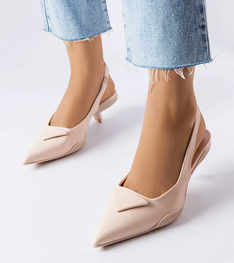 Beżowe sandały na niskim obcasie ze sportową podeszwą