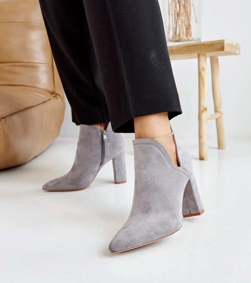 Szare asymetryczne botki na słupku