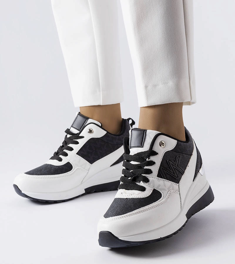 Biało-czarne sneakersy na koturnie z ozdobnymi wstawkami